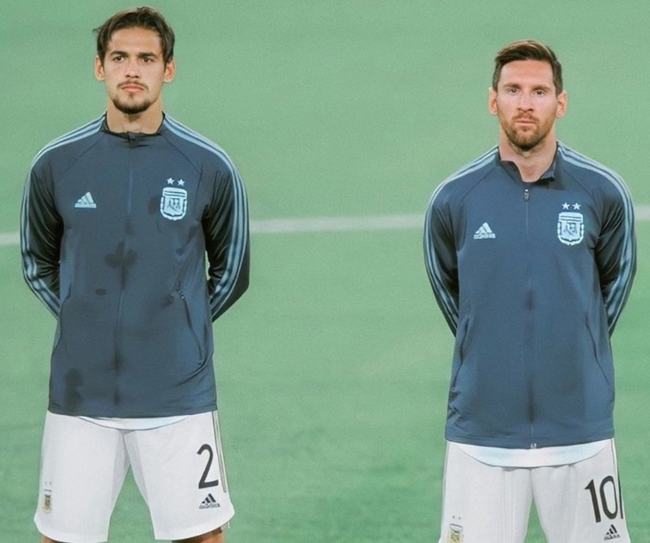 他真把足球踢成艺术了（他用脚步谱写足球的艺术）