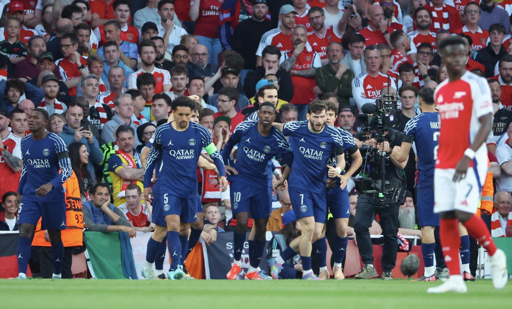 17岁273天，卡尔是拜仁队史德甲单场传射建功最年轻的球员（17岁273天，卡尔刷新拜仁队史德甲单场传射最年轻纪录）