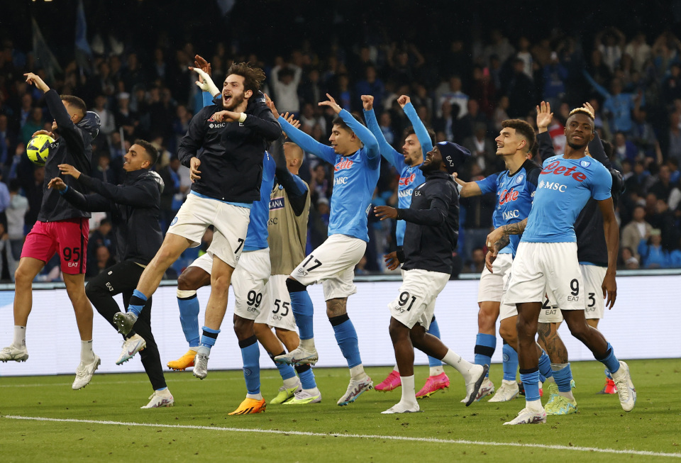 詹姆斯谈湖人防守：我们必须快速回防，限制对手的突破（詹姆斯：湖人须快速退防，遏制对手突破）