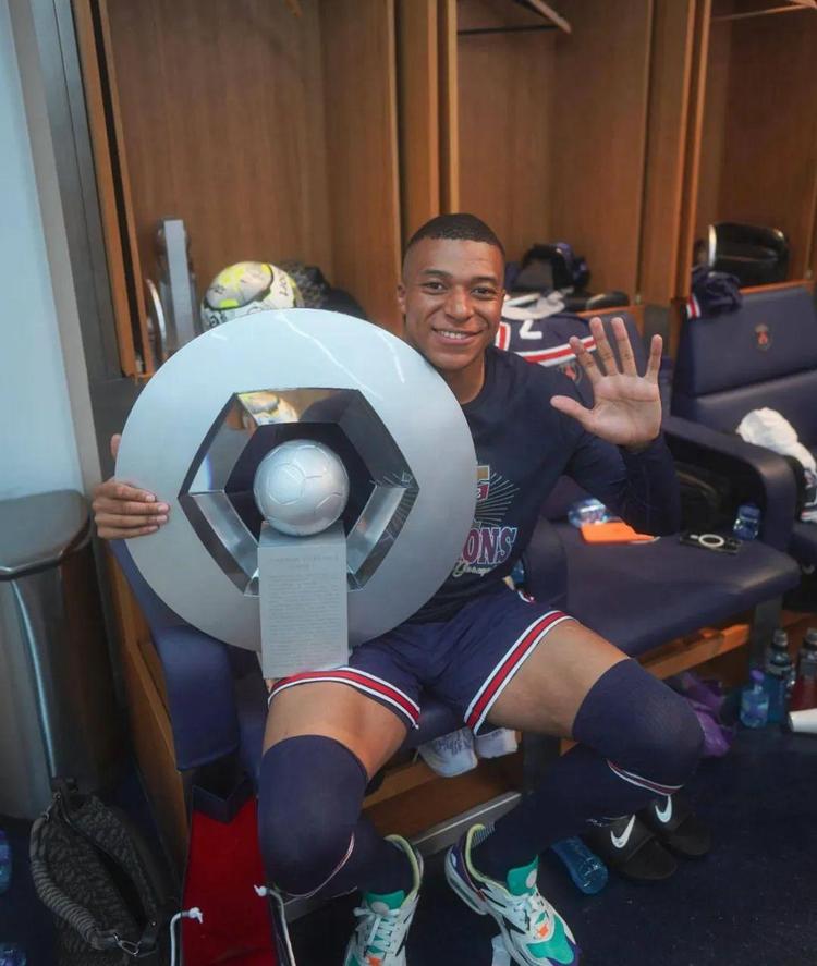 没有技巧全是感情，弗兰克告别演讲深情演唱《月亮代表我的心》（不靠技巧只凭真情：弗兰克在告别演讲中深情献唱《月亮代表我的心）