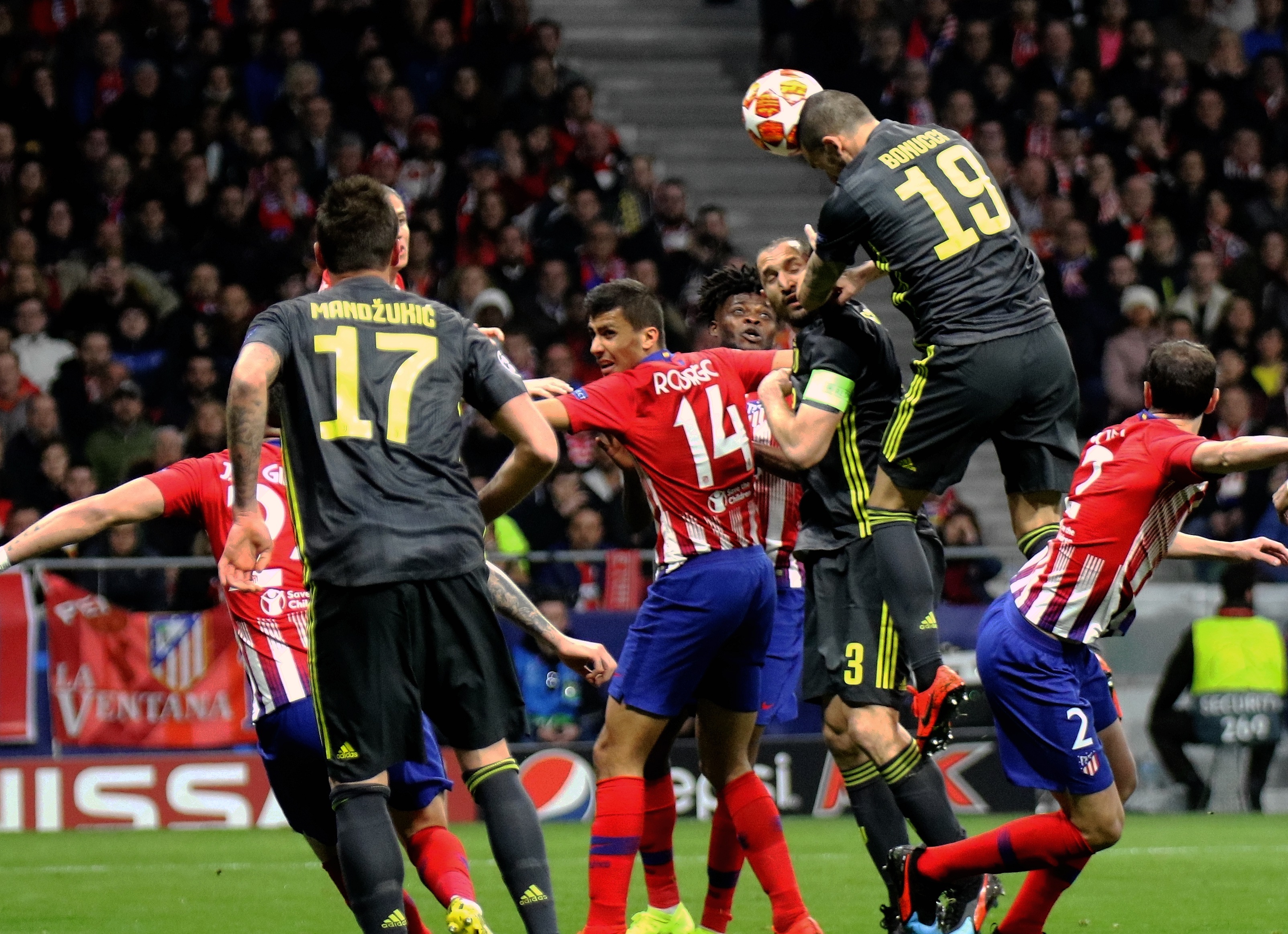 本泽马评选历史最佳阵容：（本泽马心目中的历史最佳阵容揭晓）